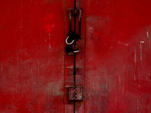 מנעול אדום מוקטן