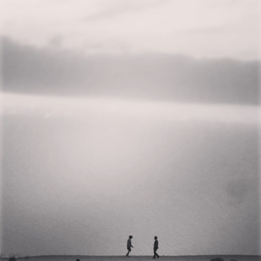 ילדים משחקים צללית